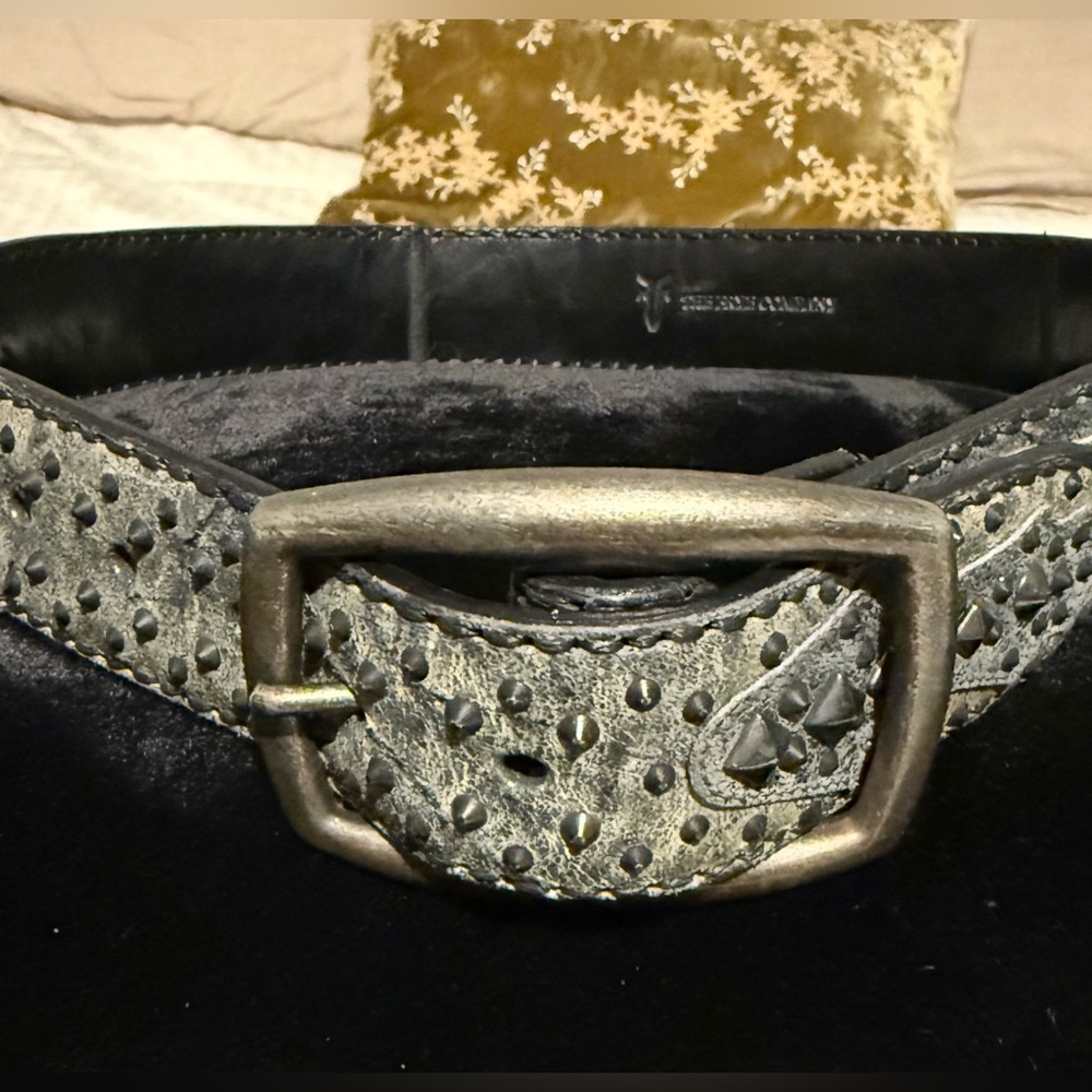 * FRYE ** Deco ** Hand Studded Leather Western Belt sz Small EUC